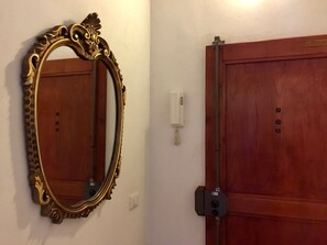 Basic-Apartment, 2 Schlafzimmer | Wohnbereich | Flachbildfernseher