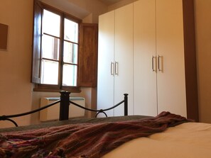 Basic-Apartment, 2 Schlafzimmer | 1 Schlafzimmer, Schreibtisch, Bügeleisen/Bügelbrett, Babybetten