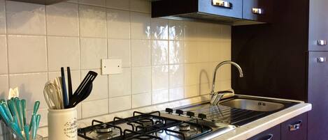 Apartamento básico, 2 quartos | Cozinha privada | Geladeira, fogão, cooktop, cafeteira/chaleira