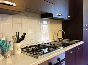 Basic-Apartment, 2 Schlafzimmer | Eigene Küche | Kühlschrank, Ofen, Herdplatte, Wasserkocher mit Kaffee-/Teezubehör