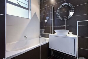 Căn hộ, 2 phòng ngủ | Phòng tắm | Vòi sen/bồn tắm kết hợp, bồn tắm ngâm, máy sấy tóc, khăn tắm 