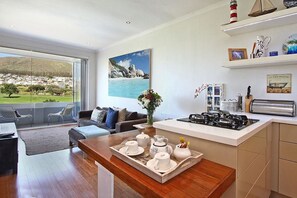 Living area - Vredenhof Self Catering Apartment (Cape Town)
