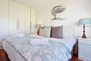 Free WiFi, bed sheets - Vredenhof Self Catering Apartment (Cape Town)