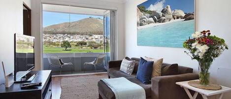 Departamento, 2 habitaciones | Área de sala de estar | Televisión LED