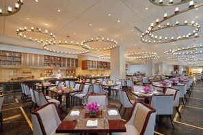 Déjeuner, dîner et brunch servis sur place