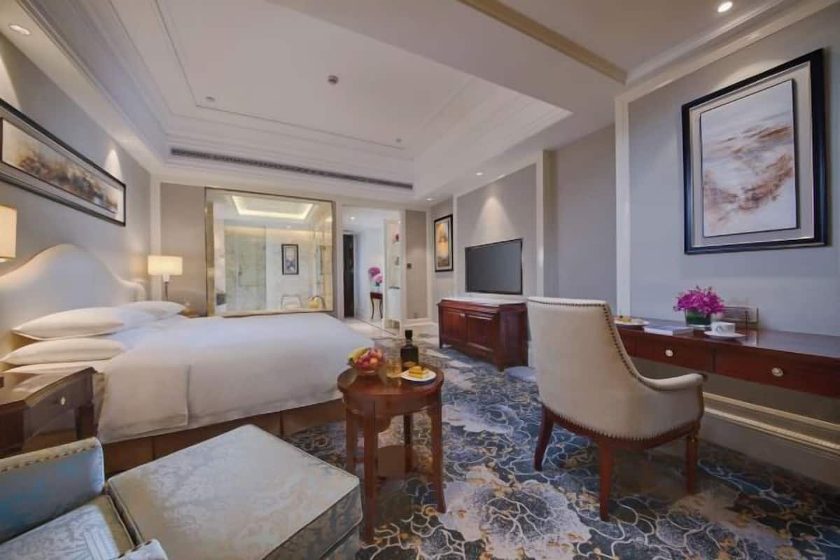 Desk, cribs/infant beds, free WiFi