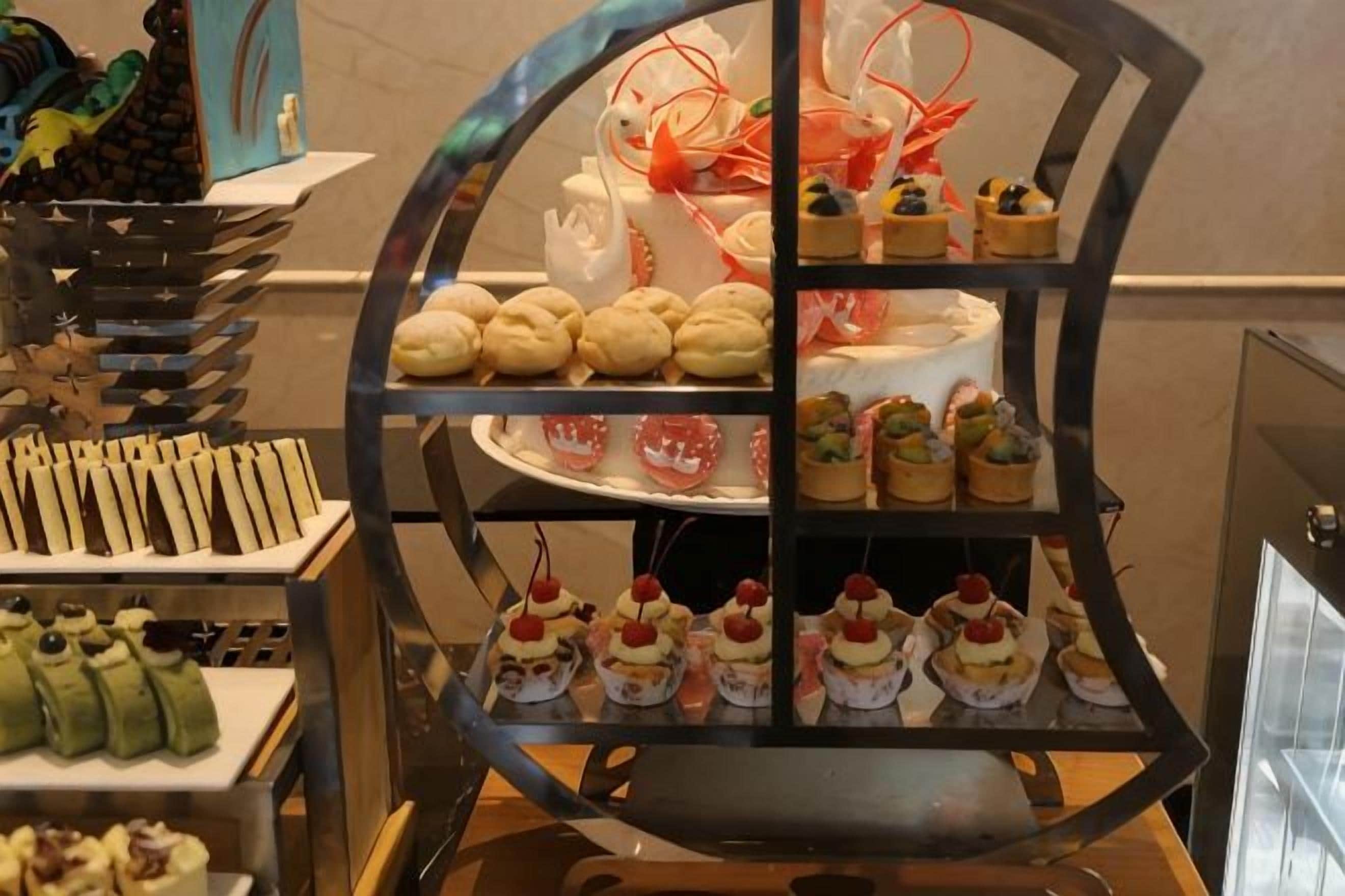 Un présentoir de desserts avec divers pâtisseries et gâteaux.