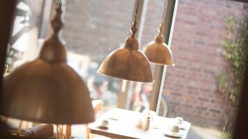 Tägliches Frühstücksbuffet (15 EUR pro Person)