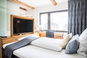 Deluxe Double Room | Egyptian cotton sheets, premium bedding, in-room safe - Hotel Weilerhof (Dormagen)