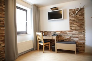 Flat-screen TV, pay movies - Hotel Weilerhof (Dormagen)