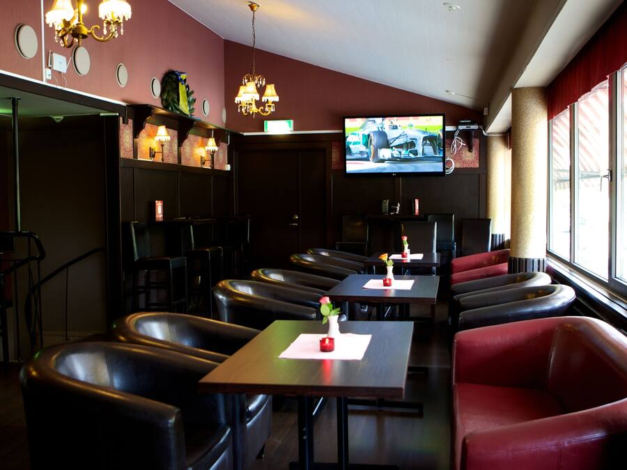 Serveert lunch en diner, lokale en internationale gerechten