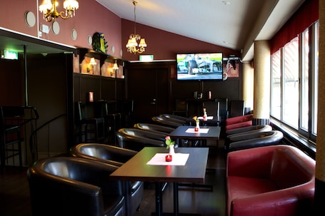 Lunch and dinner served, local and international cuisine