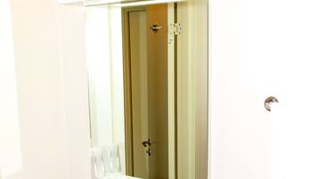 Family Room | Bathroom | Shower, towels