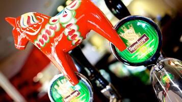 A bar with a red horse-shaped tap and two beer taps labeled 'Spendrups'.