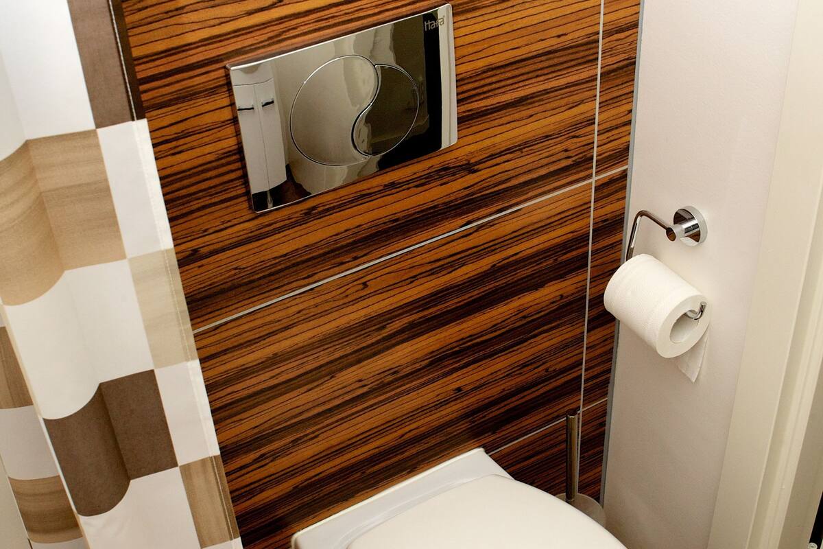 twin room | bathroom | shower, towels