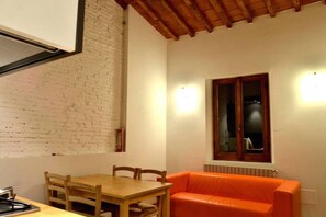 Basic Apartment, 2 Bedrooms | Private kitchen | Fridge, microwave, oven, stovetop - San Zanobi (Florence)