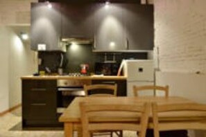 Appartamento Basic, 2 camere da letto | 1 camera, una scrivania, ferro/asse da stiro