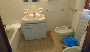 Basic Apartment, 2 Bedrooms | Bathroom | Bathtub, bidet, towels - San Zanobi (Florence)