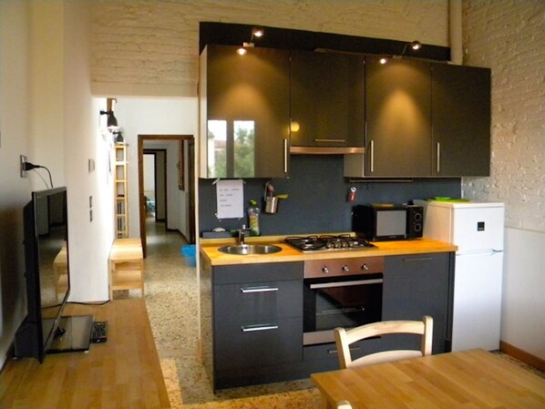 Appartamento Basic, 2 camere da letto | Cucina privata | Frigorifero, microonde, forno, piano cottura