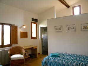 Appartamento Basic, 2 camere da letto | 1 camera, una scrivania, ferro/asse da stiro