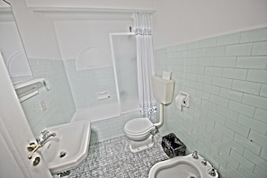 Basic Apartment, 2 Bedrooms | Bathroom | Shower, bidet, towels - Santi Apostoli (Florence)