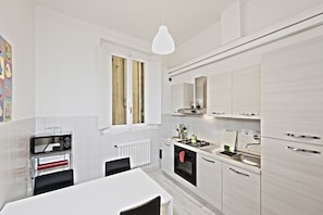 Basic Apartment, 2 Bedrooms | Private kitchen - Santi Apostoli (Florence)