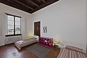 Basic Apartment, 2 Bedrooms | 1 bedroom, desk, iron/ironing board, cots/infant beds - Santi Apostoli (Florence)