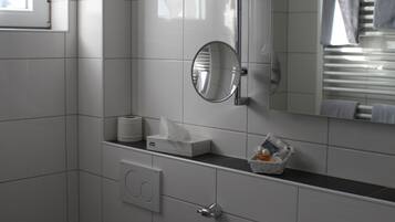 Een douche, gratis toiletartikelen, een haardroger, handdoeken