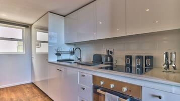 Kjøleskap, mikrobølgeovn, ovn og kokeplater