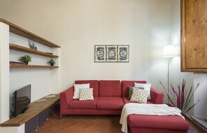 Appartamento Basic, 1 camera da letto (DOUBLE) | 1 camera, una scrivania, ferro/asse da stiro