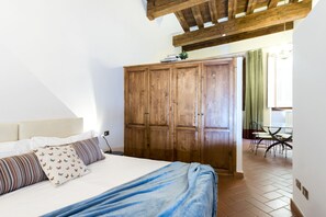 Appartamento Basic, 1 camera da letto (DOUBLE) | 1 camera, una scrivania, ferro/asse da stiro