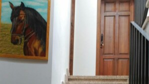 A staircase with stone steps leading to a wooden door. - La Picota (Valverde de la Vera)
