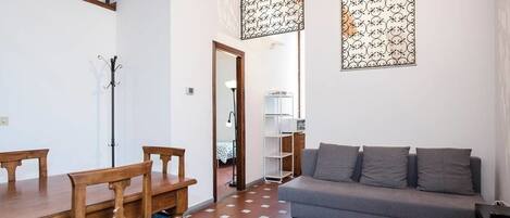 Basic-Apartment, 3 Schlafzimmer | Wohnbereich | Flachbildfernseher