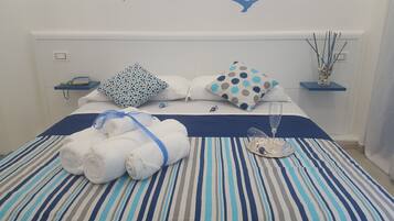 Habitación doble | Caja fuerte, escritorio, wifi gratis y ropa de cama