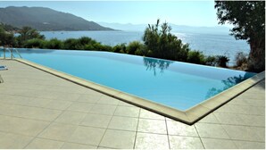 Seasonal outdoor pool, open 8:00 AM to 8:00 PM, sun loungers - Hotel la Parata (Ajaccio)