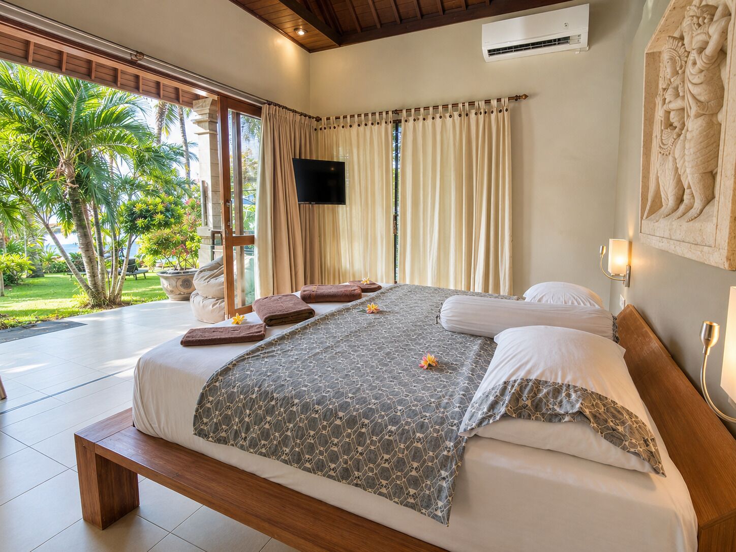 Bungalow – deluxe | Senger med Select Comfort-madrass, minibar, safe på rommet og skrivebord