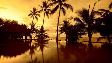 2 outdoor pools