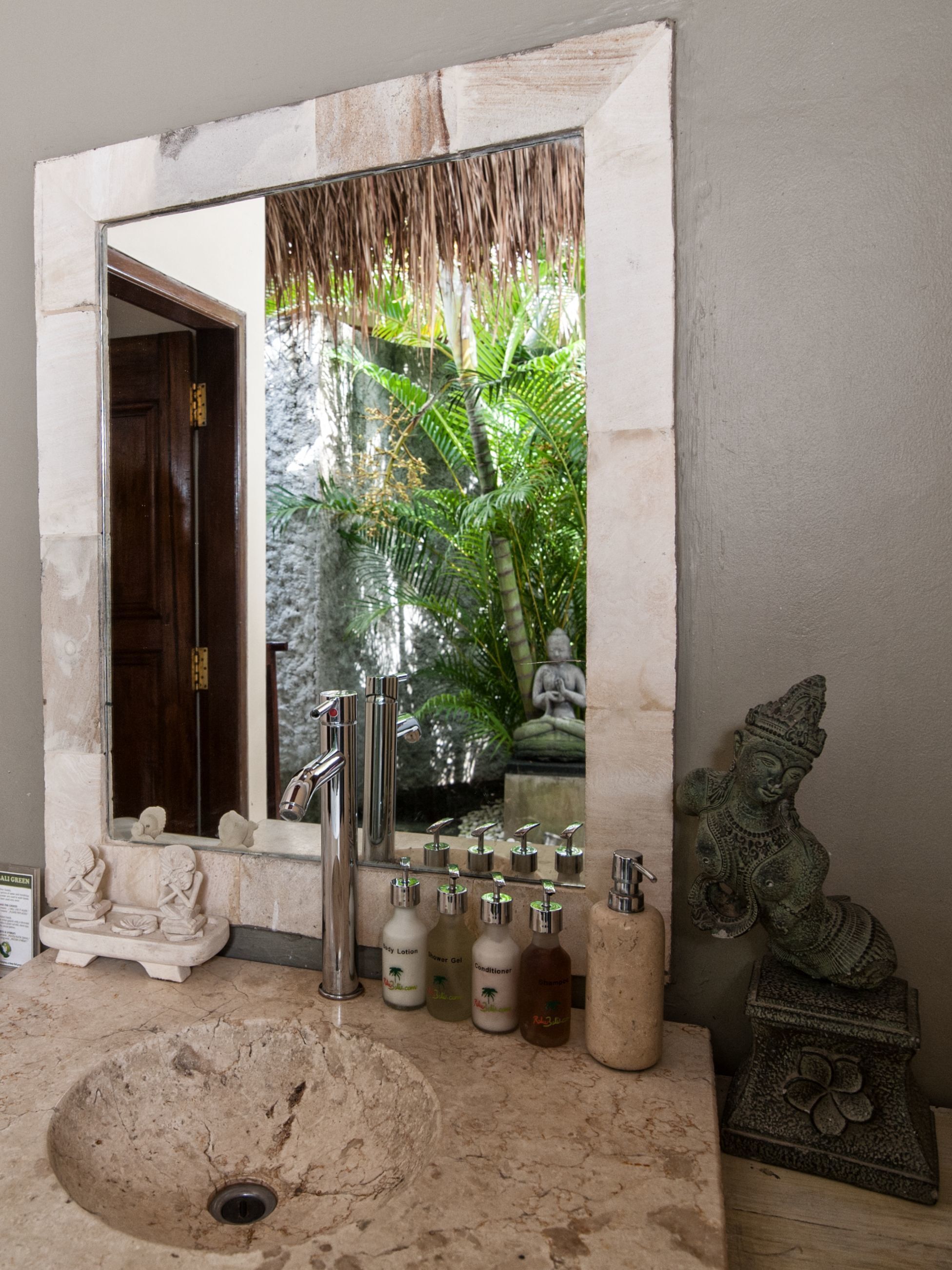 Salle de bain | Douche, douche à « effet pluie », articles de toilette gratuits