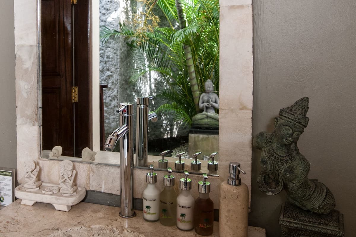 Salle de bain | Douche, douche à « effet pluie », articles de toilette gratuits