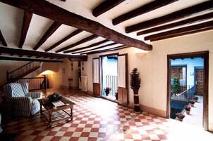 客房内保险箱、遮光窗帘、免费 WiFi、床单