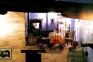 供应午餐和晚餐，本地与国际菜