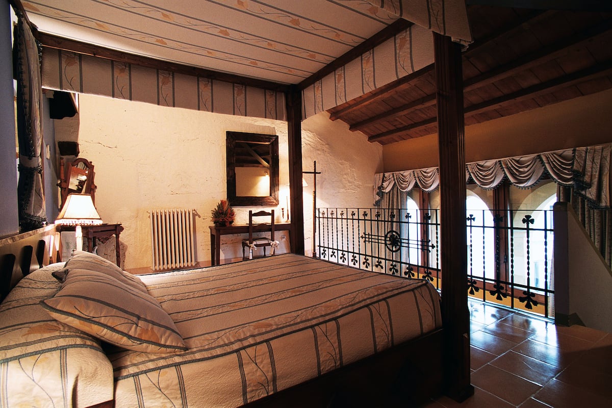 Habitación doble | Caja fuerte, cortinas opacas, wifi gratis y ropa de cama
