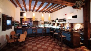Un bar amb bigues de fusta, terra de pissos i tamborets.