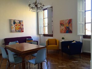 Appartamento Basic, 4 camere da letto | 1 camera, una scrivania, ferro/asse da stiro