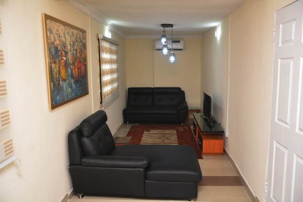 Apartment (Flat B) | In-room dining - Flat 7 a and b (Lagos)