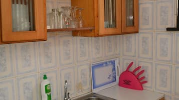 Apartment, 1 Bedroom (Flat A) | Private kitchenette | Full-size fridge, microwave, oven, stovetop