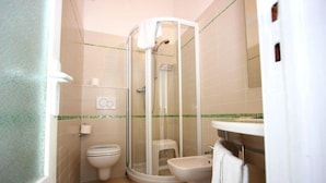 Shower, free toiletries, hair dryer, bidet - Hotel Eden (Cattolica)