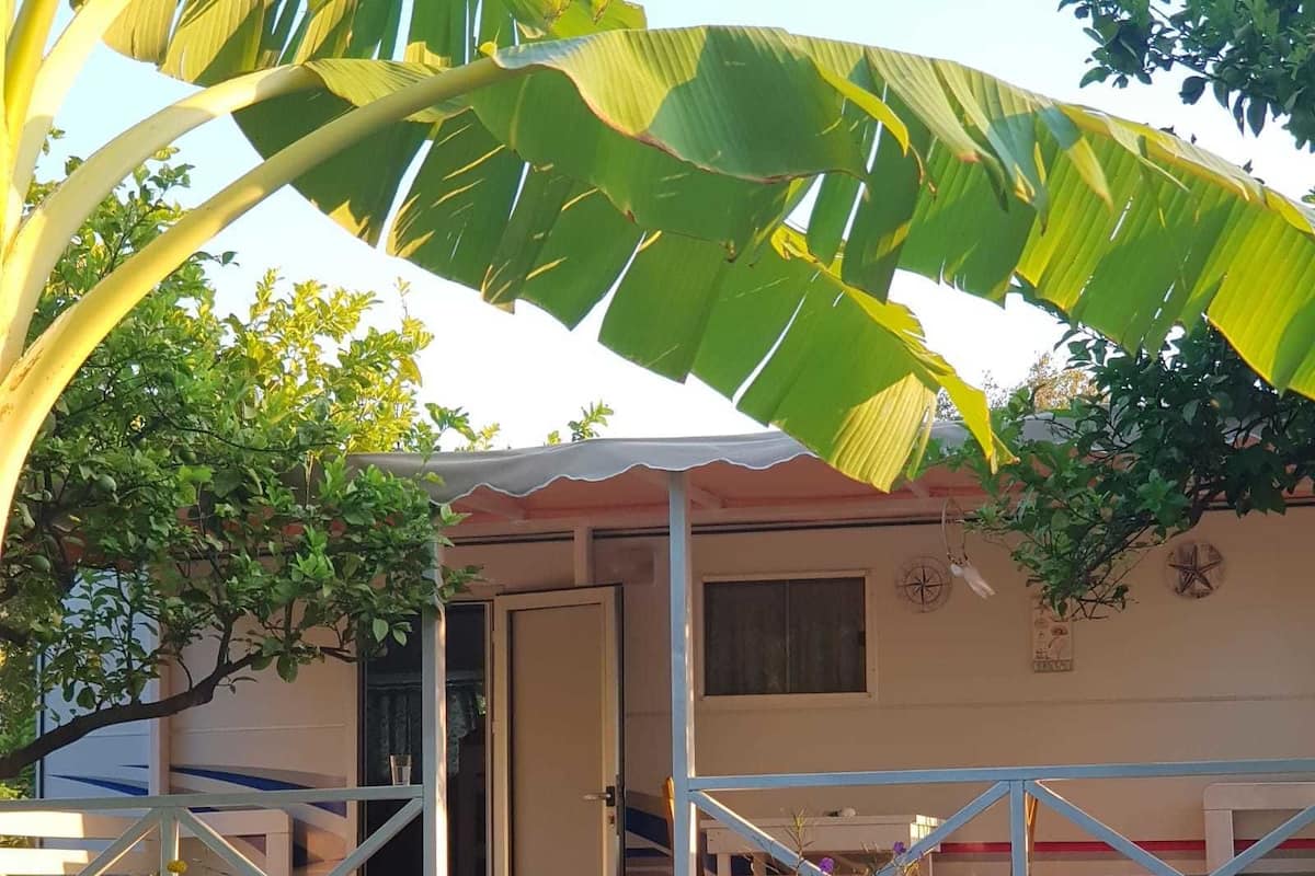 Casa rodante, varias camas | Área de sala de estar