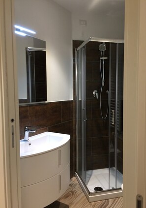 Appartement, 3 chambres (203) | Salle de bain | Douche, bidet, serviettes fournies