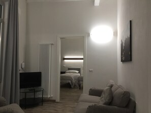 Basic-Apartment, 1 Schlafzimmer (201) | Wohnbereich | Flachbildfernseher